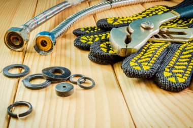 Reklam alanı ile ahşap arka plan sıhhi tesisat ve parçaları için el aletleri.