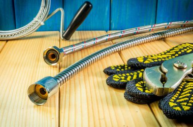 Reklam alanı ile ahşap arka plan sıhhi tesisat ve parçaları için el aletleri.