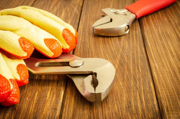 Reklam alanı ile koyu ahşap arka plan üzerinde el aracı.