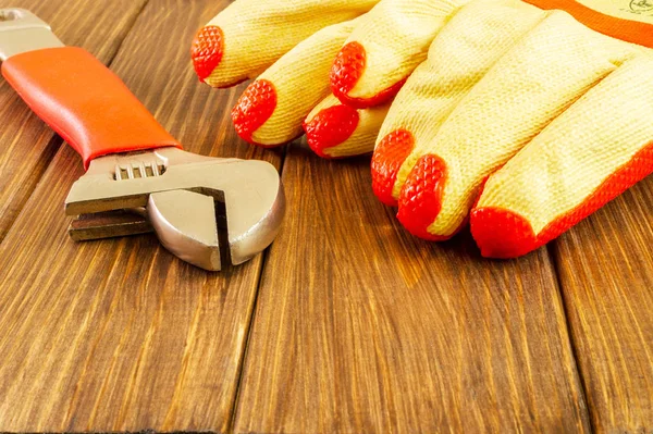 Reklam alanı ile koyu ahşap arka plan üzerinde el aracı.