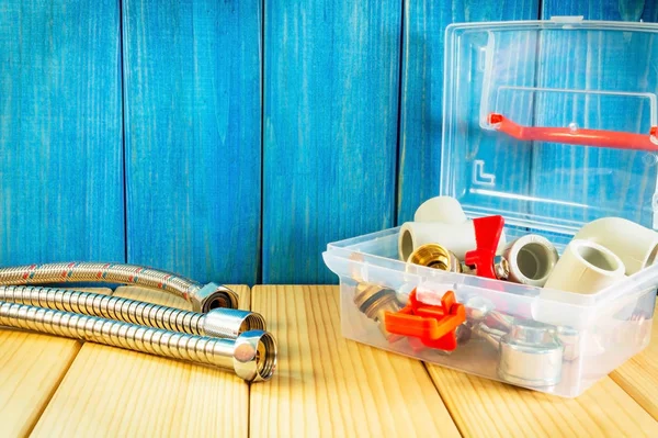 Reklam alanı ile ahşap arka plan sıhhi tesisat ve parçaları için el aletleri.