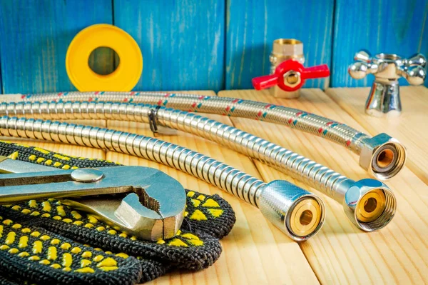 Reklam alanı ile ahşap arka plan sıhhi tesisat ve parçaları için el aletleri.