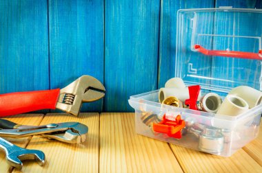 Reklam alanı ile ahşap arka plan sıhhi tesisat ve parçaları için el aletleri.