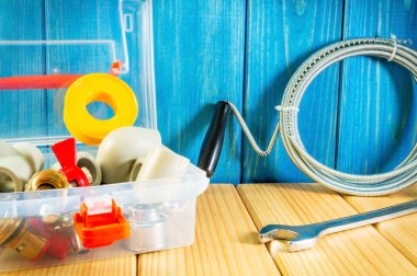 Reklam alanı ile ahşap arka plan sıhhi tesisat ve parçaları için el aletleri.