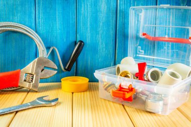 Reklam alanı ile ahşap arka plan sıhhi tesisat ve parçaları için el aletleri.