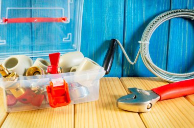 Reklam alanı ile ahşap arka plan sıhhi tesisat ve parçaları için el aletleri.