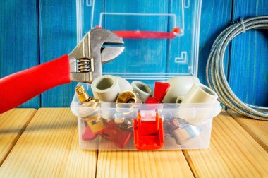 Reklam alanı ile ahşap arka plan sıhhi tesisat ve parçaları için el aletleri.