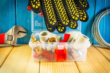 Reklam alanı ile ahşap arka plan sıhhi tesisat ve parçaları için el aletleri.