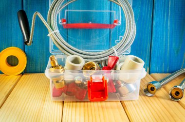 Reklam alanı ile ahşap arka plan sıhhi tesisat ve parçaları için el aletleri.