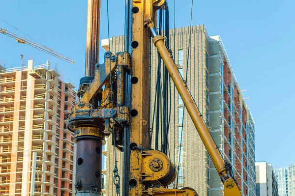 建筑工地上用于驱动桩的机器. — 图库照片