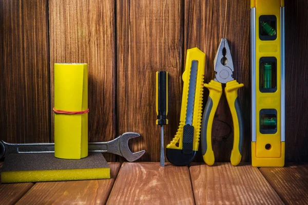 Herramienta de mano sobre fondo de madera oscura para el trabajo en casa o para cerrajero . —  Fotos de Stock