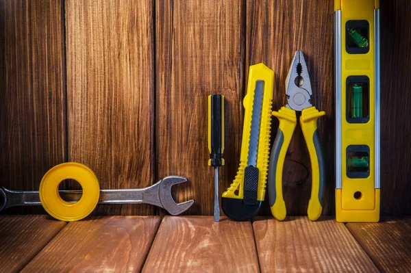 Herramienta de mano sobre fondo de madera oscura para el trabajo en casa o para cerrajero . — Foto de Stock