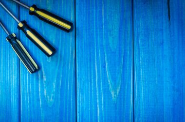 Ev işleri veya çilingir için mavi ahşap arka plan üzerinde el aracı.