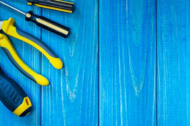 Ev işleri veya çilingir için mavi ahşap arka plan üzerinde el aracı.