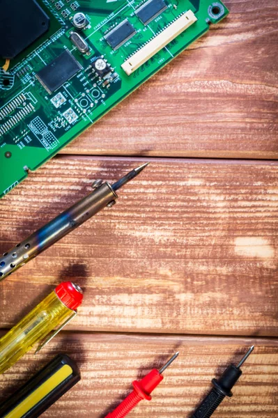 Servicios y reparación de electrónica, tableros electrónicos. Fondo de madera — Foto de Stock