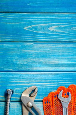 Mavi ahşap arka plan üzerinde tesisatçılar için gerekli araçlar seti.
