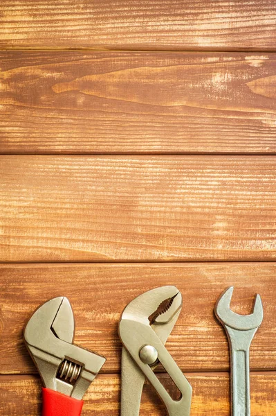 Necessario set di utensili per idraulici su uno sfondo in legno vintage . — Foto Stock