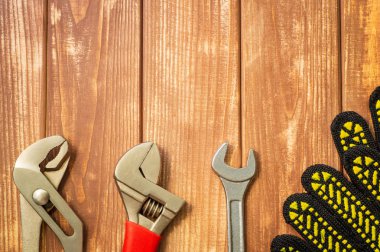 Bir vintage ahşap ahşap arka plan üzerinde tesisatçılar için gerekli araçları seti.