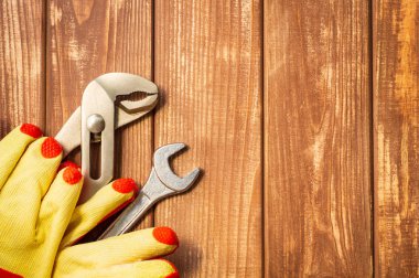 Bir vintage ahşap ahşap arka plan üzerinde tesisatçılar için gerekli araçları seti.