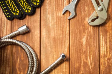 Bir vintage ahşap ahşap arka plan üzerinde tesisatçılar için gerekli araçları seti.