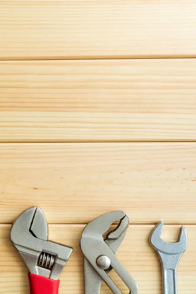Serie necessaria di attrezzi per idraulici su uno sfondo di legno . — Foto Stock
