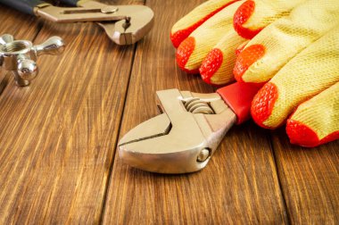 Reklam alanı ile koyu ahşap arka plan üzerinde el aracı.