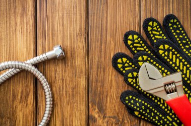 Bir vintage ahşap arka plan üzerinde tesisatçılar için gerekli araçları seti.