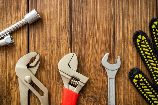 Necessario set di utensili per idraulici su uno sfondo in legno vintage . — Foto Stock