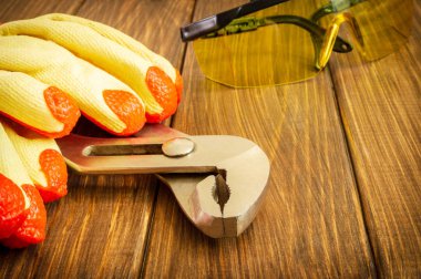 Reklam alanı ile koyu ahşap arka plan üzerinde el aracı.