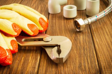 Reklam alanı ile koyu ahşap arka plan üzerinde el aracı.