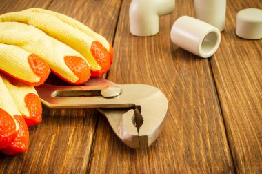 Reklam alanı ile koyu ahşap arka plan üzerinde el aracı.