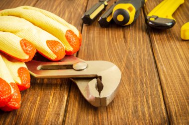 Reklam alanı ile koyu ahşap arka plan üzerinde el aracı.