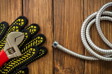 Bir vintage ahşap arka plan üzerinde tesisatçılar için gerekli araçları seti.