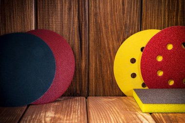 büyük vintage ahşap arka plan üzerinde aşındırıcı araçları kümesi.