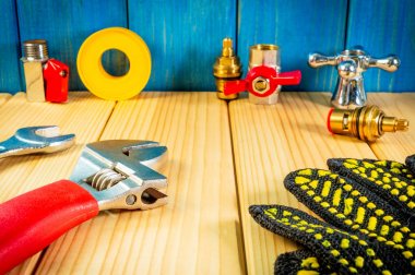 Reklam alanı ile ahşap arka plan sıhhi tesisat ve parçaları için el aletleri.