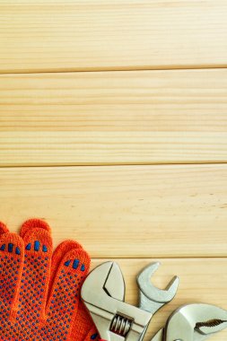 Ahşap arka plan üzerinde tesisatçılar için gerekli araçlar seti.