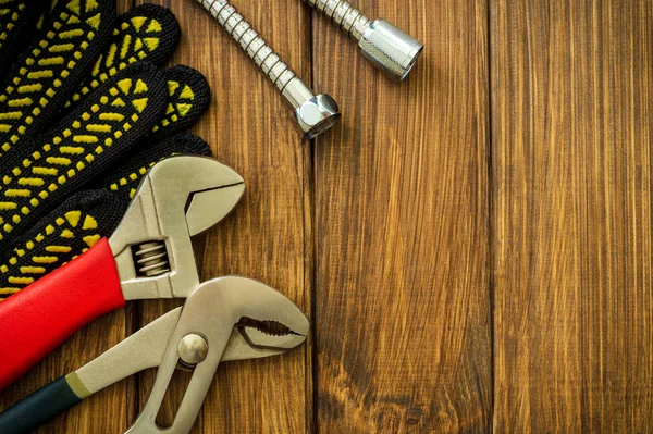 Bir vintage ahşap arka plan üzerinde tesisatçılar için gerekli araçları seti.