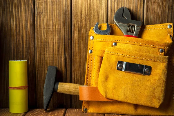 Herramientas e instrumentos en bolsa de cuero sobre fondo de madera . — Foto de Stock