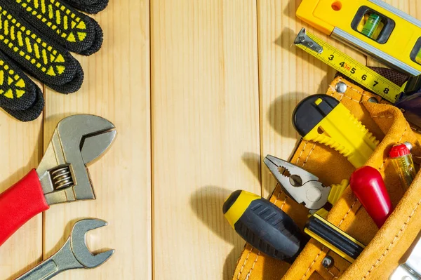 Een noodzakelijke set van tools in een zak op een houten achtergrond. — Stockfoto