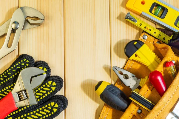 Een noodzakelijke set van tools in een zak op een houten achtergrond. — Stockfoto