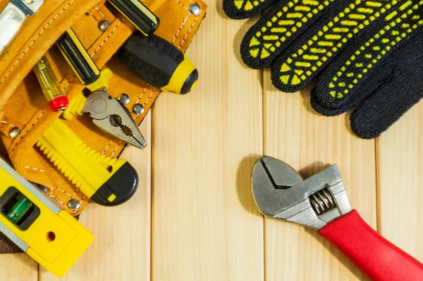 Een noodzakelijke set van tools in een zak op een houten achtergrond. — Stockfoto