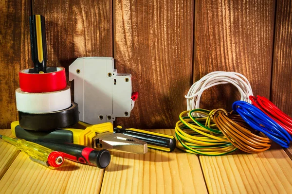 Strumento professionale per elettricista su sfondo in legno vintage . — Foto Stock