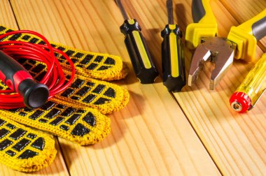 Ahşap tahta bakım konseptinde elektrik ve aksesuarlar için inşaat aleti.