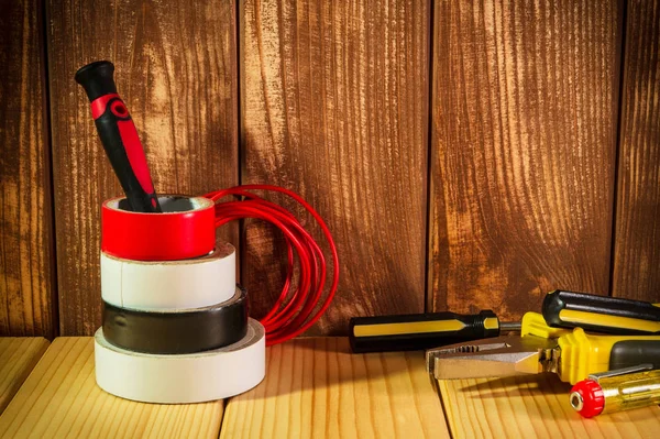 Professionele tool en accessoires voor elektricien op houten achtergrond. — Stockfoto