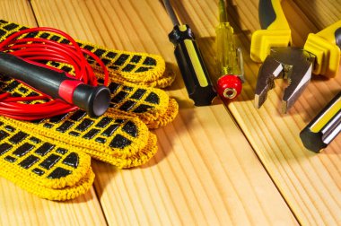 Ahşap bir arka plan üzerinde tesisatçılar için çanta da gerekli araçları seti.