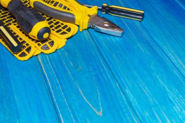 Mavi ahşap tahta bakım konsepti nde inşaat aleti.