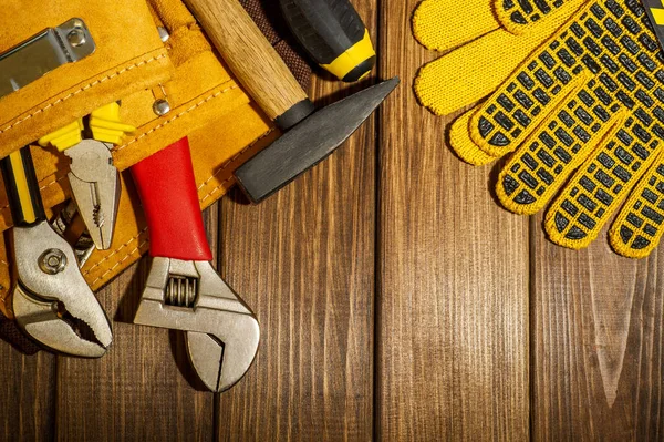 Set di strumenti necessari nella borsa per idraulici su uno sfondo di legno vintage . — Foto Stock