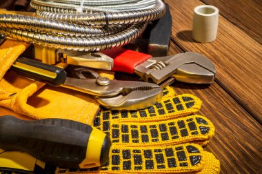 Eski ahşap arka planda tesisatçılar için torbada gerekli araç seti.