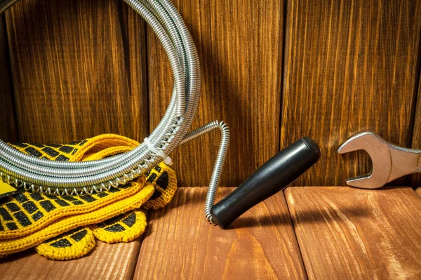 Ahşap arka planda mutfak sıhhi tesisat tamir veya yıkama için aksesuarlar.