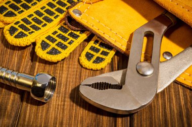 Koyu ahşap arka planda tesisatçılar için torbada gerekli araç seti.